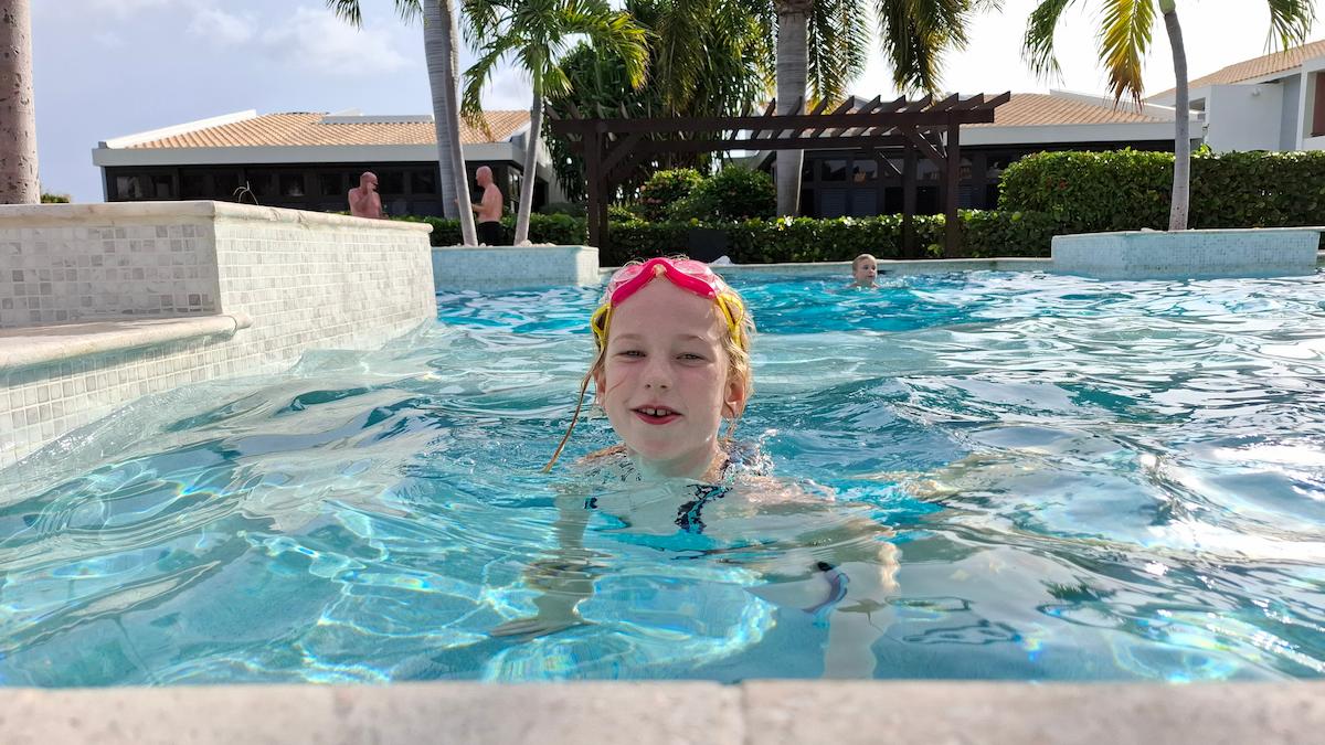 BlueBay resort Lotte in zwembad